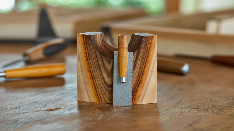 Detail einer Zinkenverbindung und geölter Holzfläche, mit Winkel geprüft